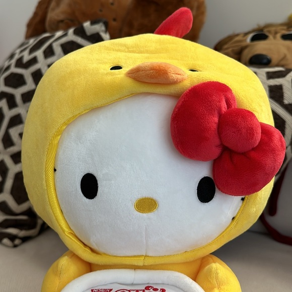 KIDROBOT NISSIN X HELLO KITTY PLUSH IN CHICKEN COSTUME HOLDING NOODLE CUP NWT - Picture 4 of 12